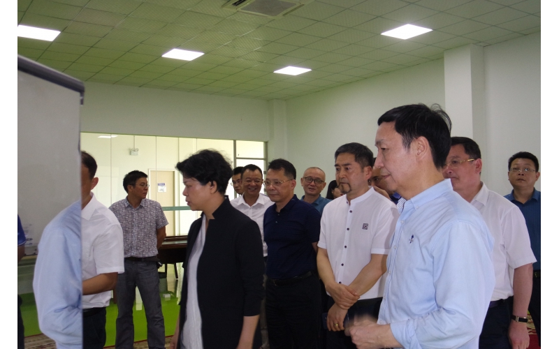 市委副書(shū)記、市長(zhǎng)張迎春走訪智能制造企業(yè)，來(lái)我司調(diào)研，與我司高層領(lǐng)導(dǎo)親切會(huì)面。